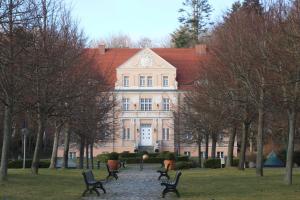 a group of benches in front of a building at Ferienwohnung Boddenkieker bis 4 Personen, Sagard-Neddesitz, 70m2 in Sagard