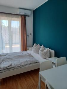 Postel nebo postele na pokoji v ubytování Jankó Apartman + 37 fotografií
