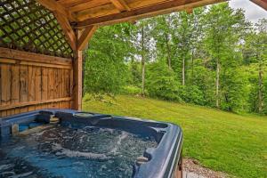 Peaceful Creekside Hideout Cabin with Hot Tub!