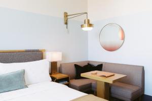 Postel nebo postele na pokoji v ubytování Clayton Hotel & Members Club