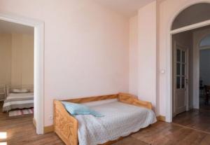 um quarto com uma cama com uma almofada azul em Appartement spacieux de 100m2 à deux pas du centre ville de Carcassonne em Carcassonne