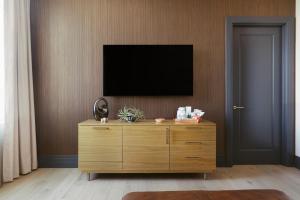TV a/nebo společenská místnost v ubytování Clayton Hotel & Members Club