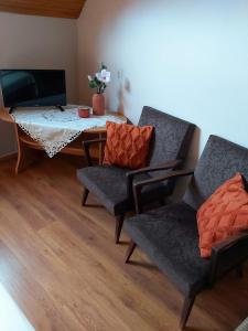 - un salon avec une table et deux chaises dans l'établissement Luna Apartman, à Gyula