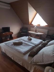 1 dormitorio con 2 camas en un ático en Luna Apartman en Gyula