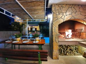 Beautiful villa - private heated pool, parking, BBQ near Split في سولين: غرفة طعام مع موقد حجري كبير