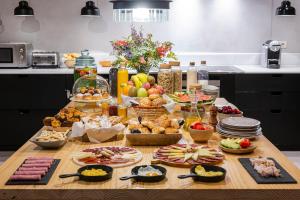 una mesa con un montón de comida en ella en una cocina en Hotel Margot House Barcelona, en Barcelona