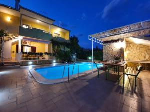 Bazén v ubytovaní Villa KRNIĆ- Solin, Split with a heated pool alebo v jeho blízkosti