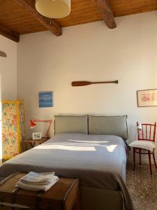 um quarto com uma cama com uma mesa e uma cadeira em La Casa Del Pittore em Veneza