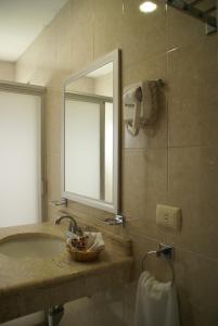 een badkamer met een wastafel en een spiegel bij Hotel San Francisco in Tapachula