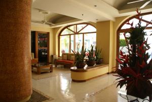 een lobby met potplanten in een gebouw bij Hotel San Francisco in Tapachula +38 foto's