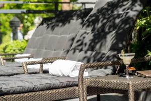 Ruang duduk di L'Hermitage Hotel