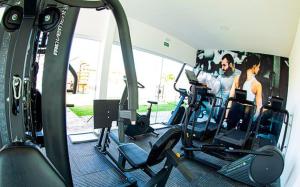 um ginásio com duas pessoas a fazer exercício num ginásio em Apartamento Beira Rio no Condomínio Brisas do Lago em Paulo Afonso