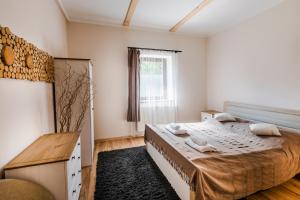 Un pat sau paturi într-o cameră la Apartament Grota