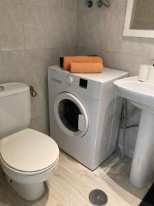 a bathroom with a washing machine and a sink at 2-Estudio Zona Chamberí Quevedo in Madrid