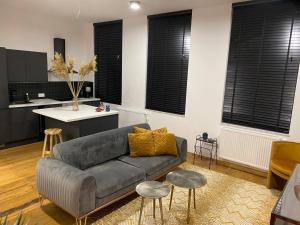 uma sala de estar com um sofá e uma cozinha em Cozy apt w/ king bed great for discovering Liege em Liège