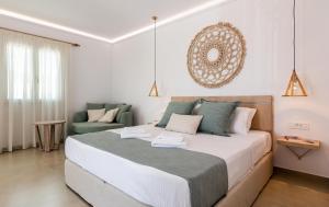 Terra Oliva Milos في بولونيا: غرفة نوم بسرير كبير وأريكة