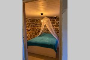 um quarto com uma cama e uma rede mosquiteira em Sfeervol gerenoveerd huis in oud Grieks dorp em Sikia