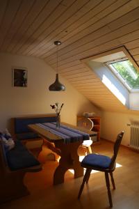 ein Esszimmer mit einem Tisch und einem Fenster in der Unterkunft Ferienwohnung Schmidt im Haus Elisabeth in Feldberg