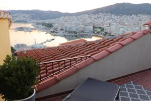 una vista desde el techo de un edificio en Theothea Suites en Kavala