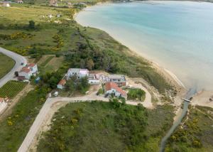 - une vue aérienne sur une maison à côté de la plage dans l'établissement Holiday House Sunset, à Ljubač