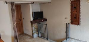 A television and/or entertainment centre at CASA VACANZE CLO 3 CAMERE 2 BAGNI