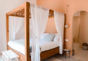 1 dormitorio con litera y cortinas blancas en La Parenthèse de Marie en Tourrettes-sur-Loup
