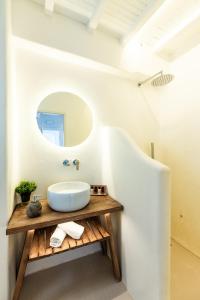 Phòng tắm tại Anastasia's Visage Stylish Accommodation Rooms City Centre Mykonos