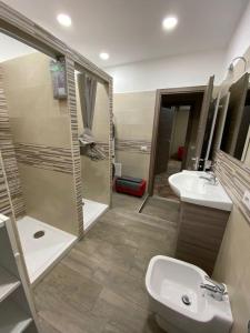 ein Bad mit einem Waschbecken, einem WC und einer Dusche in der Unterkunft B&B Ares Castel Baronia in Castel Baronia
