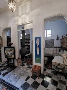 Uma área de estar em Bayt Alice Hostel