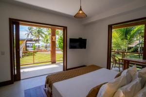 een slaapkamer met een bed en uitzicht op de oceaan bij Pousada Encanto da Lua in Barra Grande