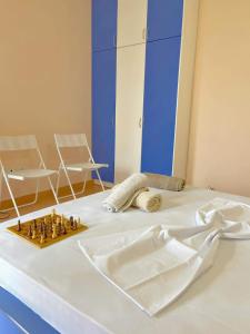 um tabuleiro de xadrez em cima de uma cama em Kristi Apartment em Saranda