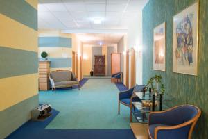 a hallway with chairs and a table in a hospital at Saar Galerie in Saarburg