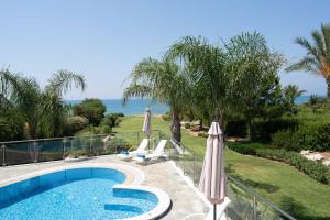 בריכת השחייה שנמצאת ב-Villa Pandora - 4 Bedroom Luxury Beach Front Villa with Private Pool או באזור