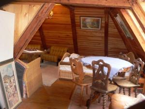 una habitación con mesa y sillas en una cabaña en STARA PLEBANIA, en Lądek-Zdrój