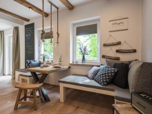 un soggiorno con un divano e un tavolo di Lieblingsplatz - Traumhafte Wohnung mit Sauna - 200m vom Strand a Rerik