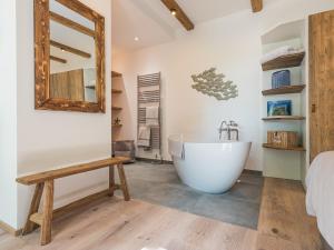 bagno con vasca e specchio di Lieblingsplatz - Traumhafte Wohnung mit Sauna - 200m vom Strand a Rerik Altre 35 foto