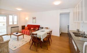 Kuchyň nebo kuchyňský kout v ubytování Apartment Pula 45
