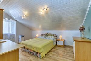 ein Schlafzimmer mit einem Bett in einem Zimmer in der Unterkunft Apartment DAMI in Mali Lošinj