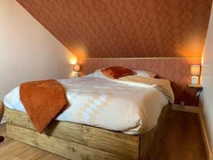 1 dormitorio con 1 cama con marco de madera en Appart LH L'Estuaire - F2 vue mer proximité plage en Le Havre