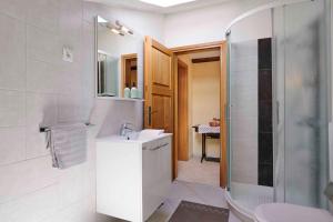 łazienka z toaletą, umywalką i prysznicem w obiekcie Holiday home in Medulin/Istrien 9006 w Medulinie +24 zdjęcia