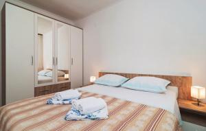 1 dormitorio con 1 cama grande y toallas. en Apartment on the hill overlooking the sea, en Podstrana