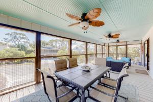 En balkon eller terrasse på Pelican Kiss Beach Cottage