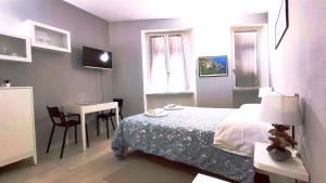 a bedroom with a bed and a desk and a table at SeaBreeze Vernazza in Vernazza