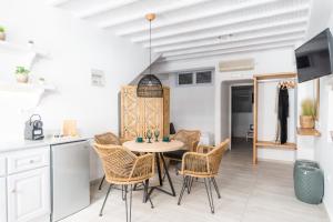 een keuken en eetkamer met een tafel en stoelen bij Anastasia's Visage II Stylish Accommodation Rooms City Center Mykonos in Mykonos-stad