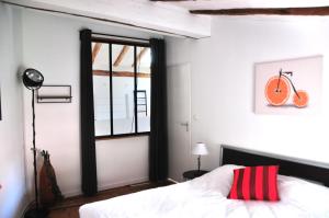 - une chambre avec un lit et un vélo sur le mur dans l'établissement Orangerie de Cardet - Apartment L'Oranger, à Cardet