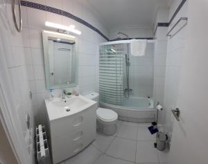 ログローニョにあるestudio centroの白いバスルーム(洗面台、トイレ付)