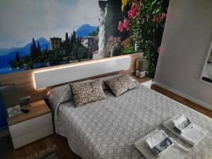 ログローニョにあるestudio centroのベッドルーム1室(壁に絵画が描かれたベッド1台付)