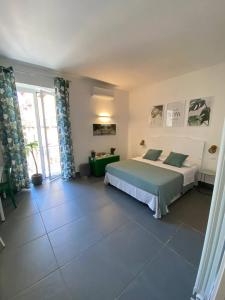 - une chambre avec un lit et une table dans l'établissement Le stanze dei desideri, à Caserte