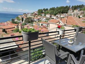 d'un balcon avec des chaises et une table fleurie. dans l'établissement Villa Ain, à Ohrid
