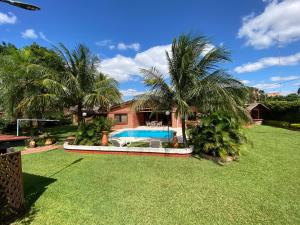 a house with a yard with a swimming pool at Casa por Temporadas in Santa Cruz de la Sierra